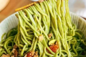 Steamed Spinach Noodles in Your Meals: A Healthy and Flavorful Choice